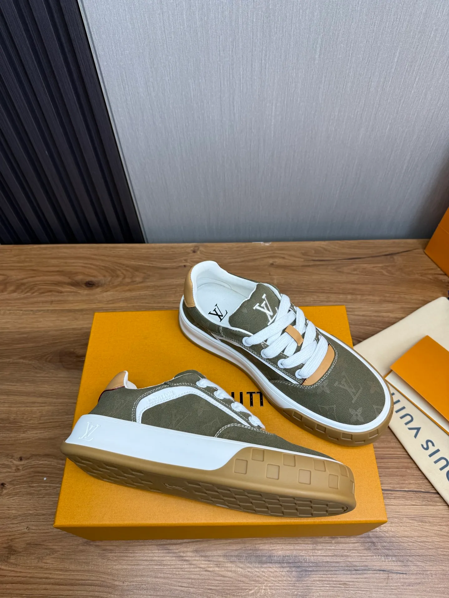 Men's shoes 620💰 Lv. Top purchasing agent🇮🇹 Louis Vuitton, sports sneakers counter synchronization, uppers imported from Italy, high-quality splicing and complex handicrafts, imported mesh pads are soft and comfortable, soles: original factory special soles, TPU exclusive movable molded soles super comfortable, original factory single goods, 🔍🔍high quality, you can enter and exit the counter at will, welcome to compare, code number 38-44 (customized 38.45)